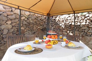 Outdoor dining - Holiday Villa 'Hogar Vacacional Talumaya' with Sea Views, Private Pool and Wi-Fi (Guia)