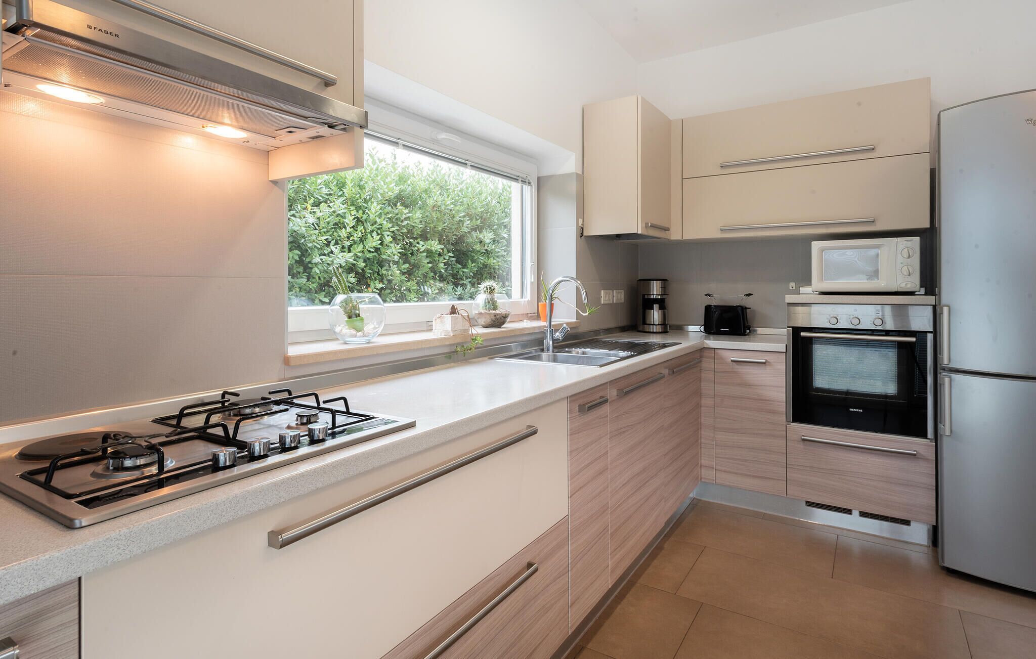 Fridge, oven, dishwasher, coffee/tea maker