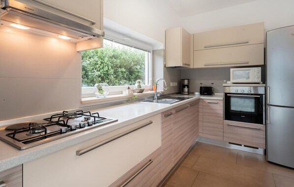 Fridge, oven, dishwasher, coffee/tea maker