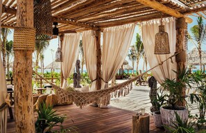 Playa privada, arena blanca y servicio gratuito de transporte a la playa