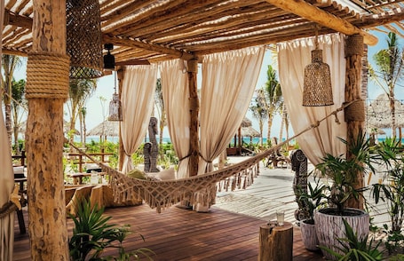 Playa privada, arena blanca, traslado desde/hacia la playa gratis. Jungala Hotel at VidantaWorld Riviera Maya