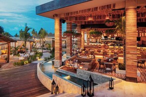 20 restaurantes; se sirven desayunos