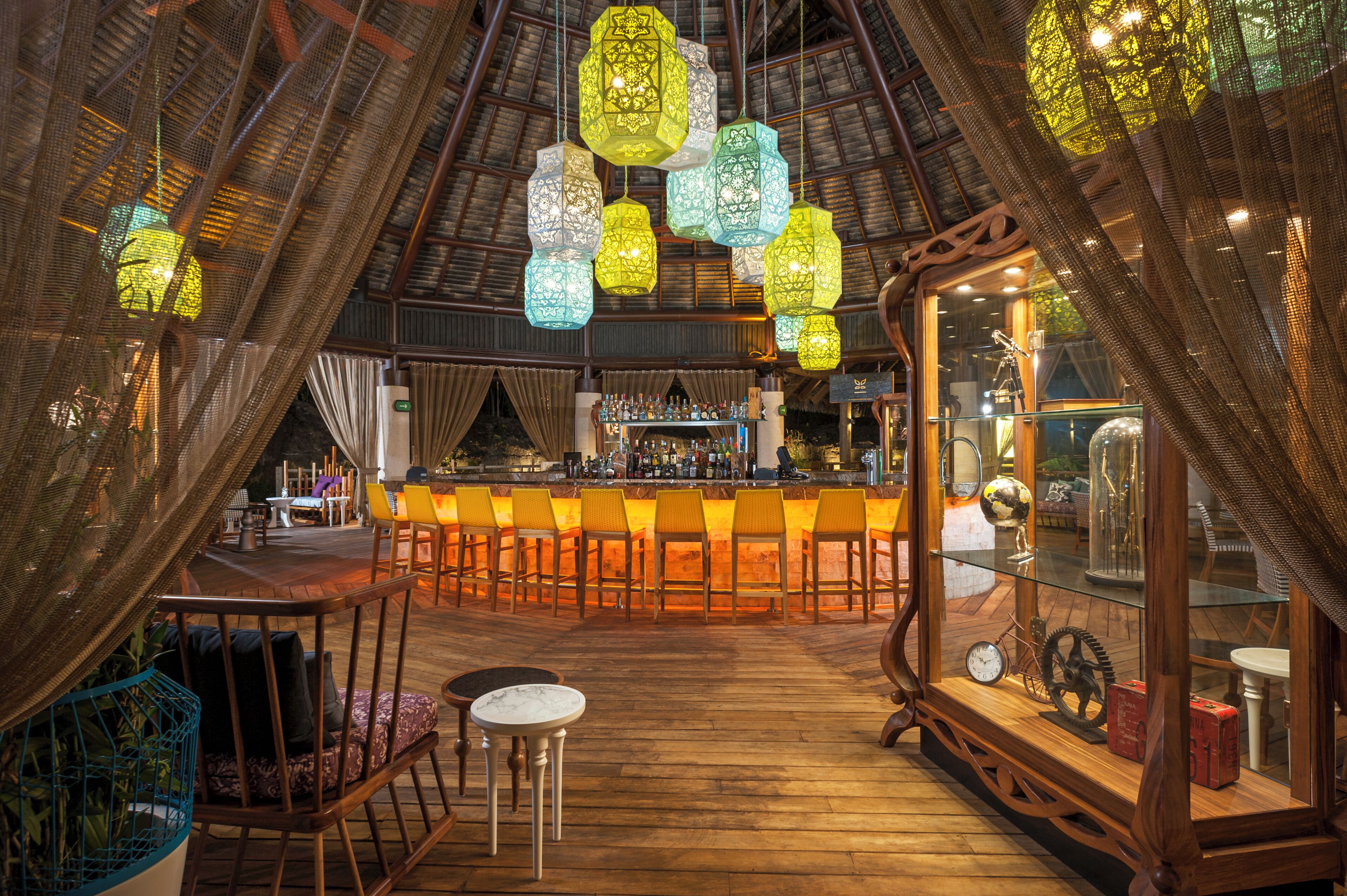 4 bars/lounges, 2 swim-up bars, 5 poolbars, 2 strandbars