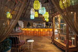 4 bares, 2 bares en la piscina y 5 bares junto a la piscina