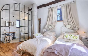 3 habitaciones, tabla de planchar con plancha y cuna de viaje 