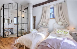 3 habitaciones, tabla de planchar con plancha y cuna de viaje