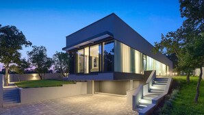 A modern house with a flat roof, large windows, and a staircase leading to the entrance. - Nice home in Svetvincenat with sauna (Svetvincenat)