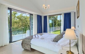 4 habitaciones, tabla de planchar con plancha y cuna de viaje 