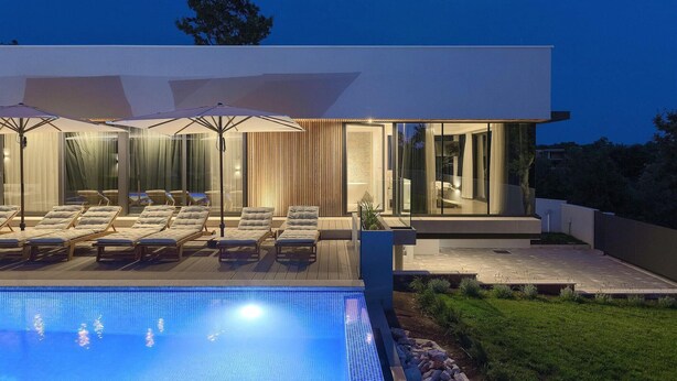 A modern house with a swimming pool, sun loungers, and a glass-enclosed patio area. - Nice home in Svetvincenat with sauna (Svetvincenat)