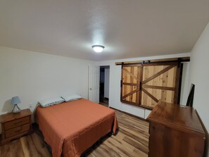 2 bedrooms, WiFi, bed sheets - Private daylight basement with river views. (Lenore)
