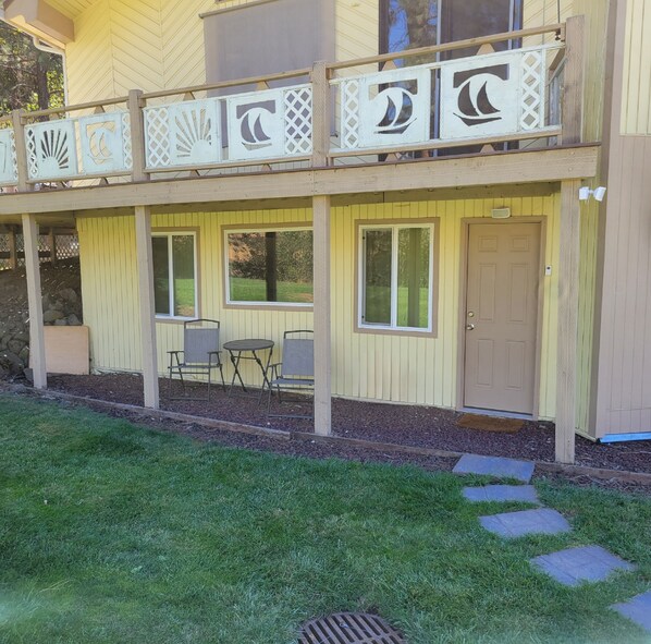 Exterior - Private daylight basement with river views. (Lenore)