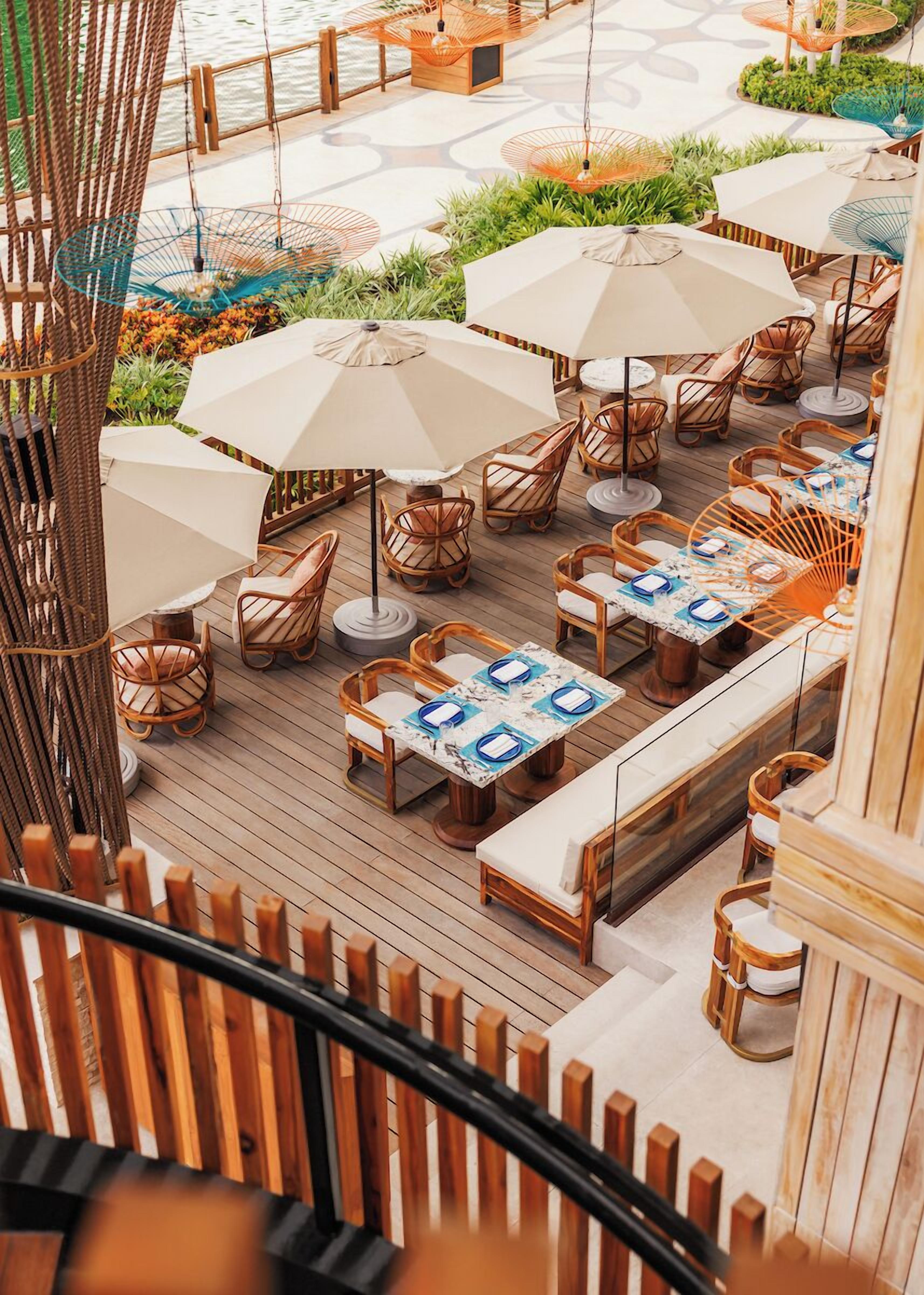 20 restaurantes; se sirven cenas 