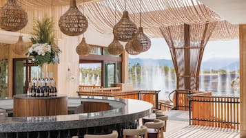 7 bares o lounges, 7 bares en la alberca, 9 bares junto a la alberca