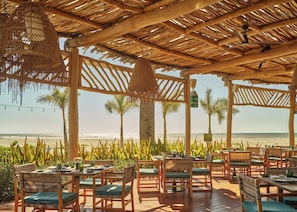20 restaurants; dinner served 