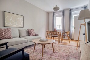 TV, stereo - Upscale Charlottenburg 1BR, Fully Furnished & Equipped, by Blueground (Berlin)