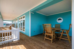 Outdoor dining - Large & Glam~ sleeps16~ waterfront~ VIEWS~ fenced ~ BEACH ACCESS ~DOG (Bolivar Peninsula)