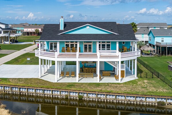 Exterior - Large & Glam~ sleeps16~ waterfront~ VIEWS~ fenced ~ BEACH ACCESS ~DOG (Bolivar Peninsula)