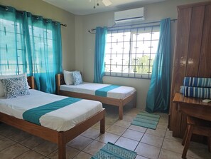 5 habitaciones, tabla de planchar con plancha, wifi y ropa de cama 