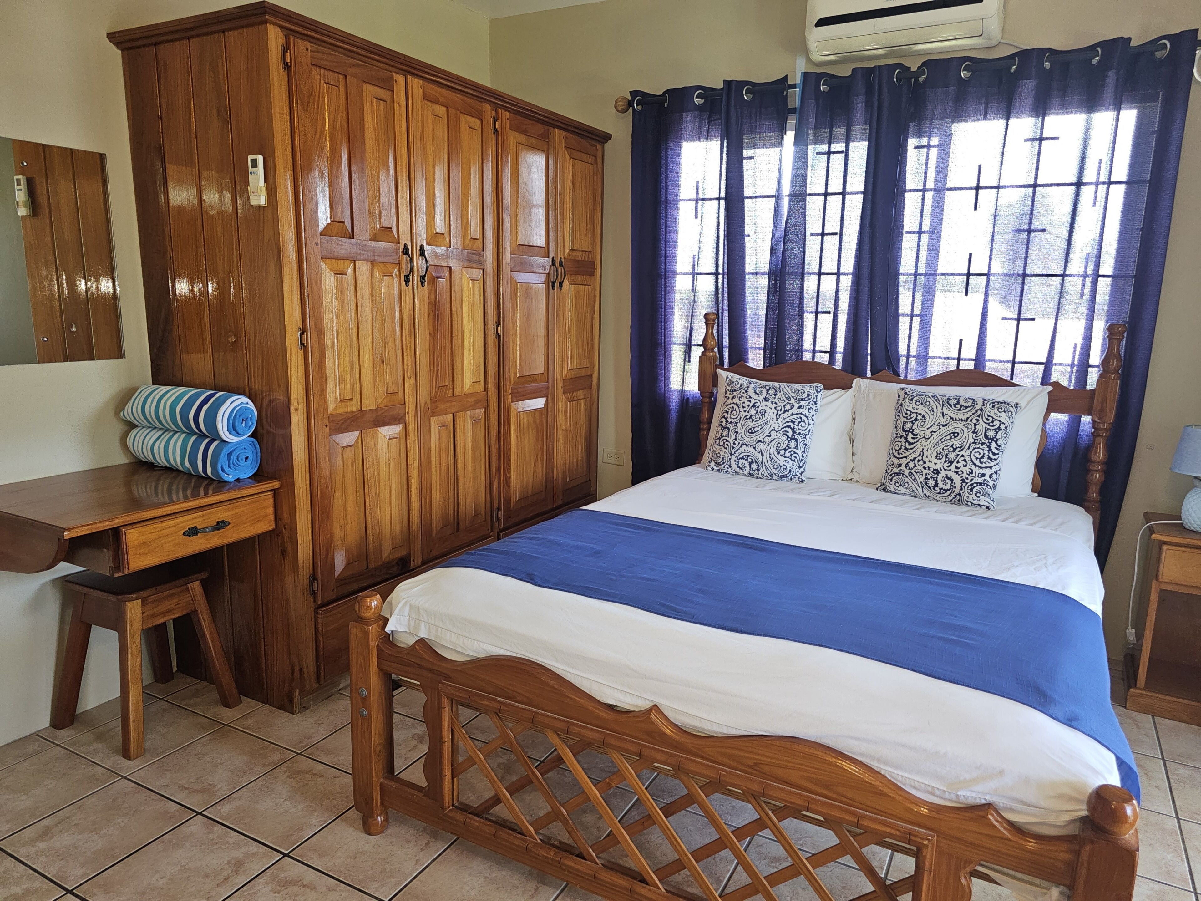 5 عدّة غرف نوم ومكواة/لوح كي وواي فاي وملاءات أسرّة