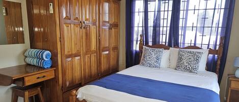 5 bedrooms, iron/ironing board, WiFi, bed sheets