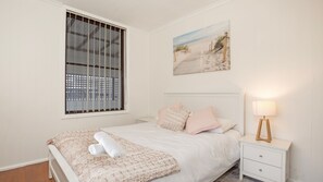 3 bedrooms, iron/ironing board, travel cot, free WiFi - Crystal Bay - Pet Friendly - 3 Mins Walk to Beach (Callala Beach)