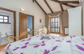 4 habitaciones, tabla de planchar con plancha y cuna de viaje 