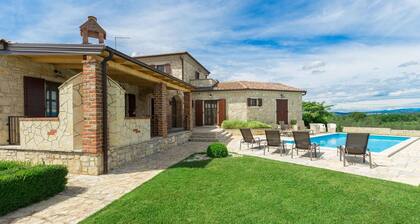 Pet friendly home in Vizinada