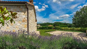Un bâtiment en pierre doté d’un jardin où l’on peut admirer des plants de lavande.