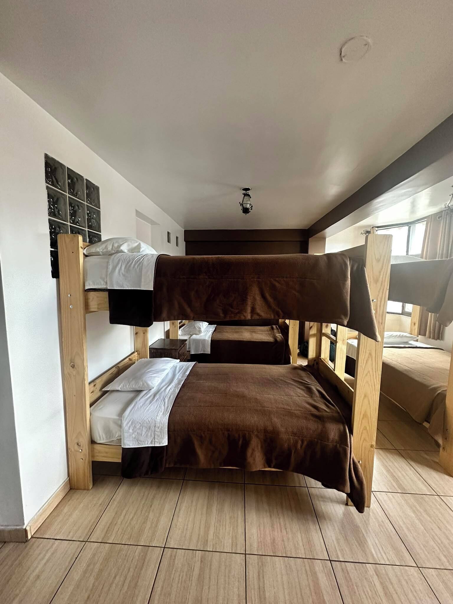 Dormitori compartit econòmic, diversos llits, balcó, vistes a la ciutat | Cortines opaques, wifi gratuïta i roba de llit 