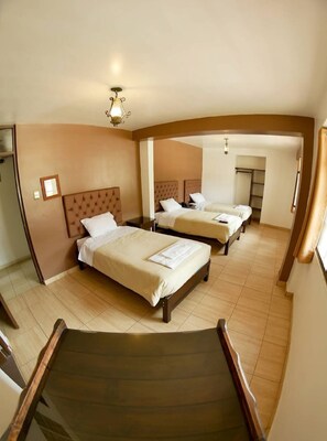 Standard-Dreibettzimmer, mit Bad, Gartenblick