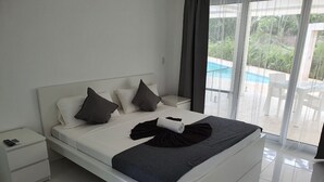 1 quarto, cofres nos quartos, cortinas blackout