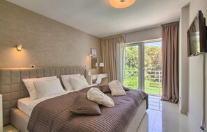 5 quartos, ferros/tábuas de passar roupa, berço de viagem