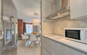 Kühlschrank, Mikrowelle, Ofen, Geschirrspüler