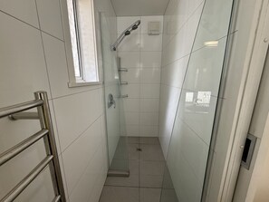 Suihku, hiustenkuivaaja, pyyhkeet, saippua