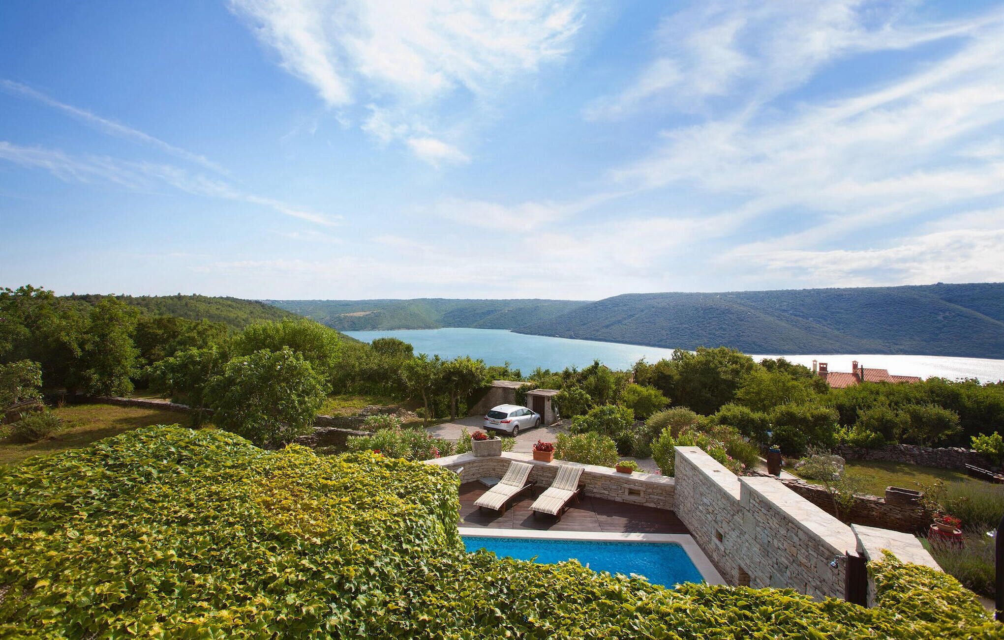 Een verwarmd zwembad