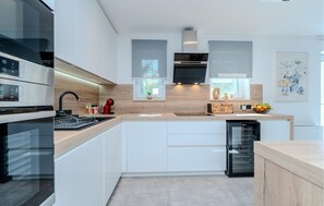 Fridge, microwave, oven, dishwasher - Gorgeous home in Malinska with sauna (Malinska)