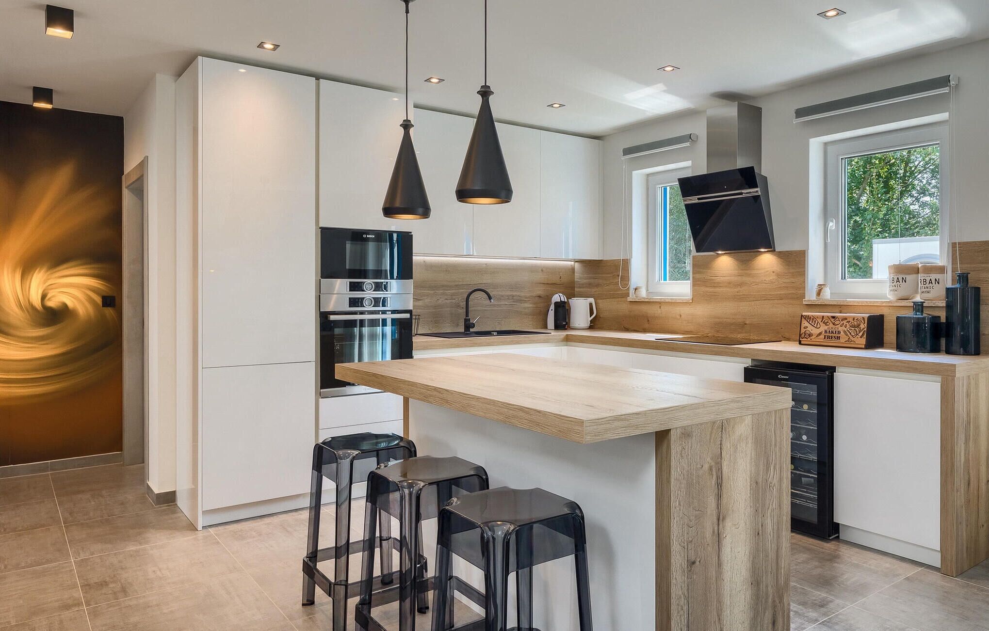 Réfrigérateur, four, lave-vaisselle, cafetière/bouilloire