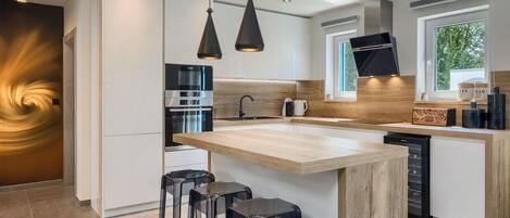 Refrigerador, horno, lavavajillas y cafetera y tetera