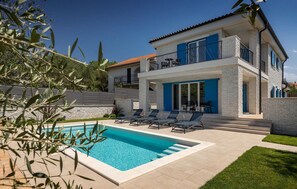 A heated pool - Gorgeous home in Malinska with sauna (Malinska)