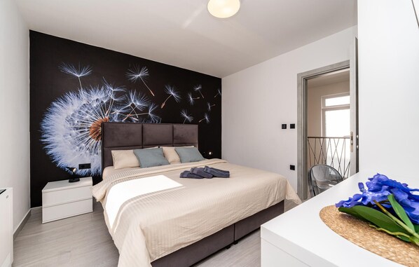 4 bedrooms, iron/ironing board, travel cot, free WiFi - Gorgeous home in Malinska with sauna (Malinska)