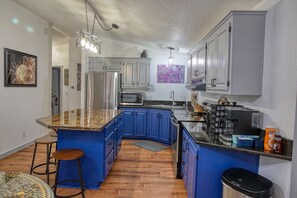 冷蔵庫、電子レンジ、オーブン、コンロ