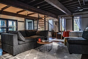 Smart TV, fireplace, books, stereo