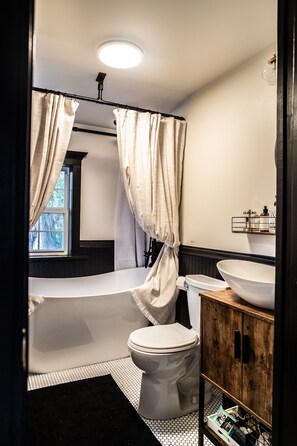Hair dryer, towels, soap, shampoo - Cozy Lake-View Cottage for 4 · Wine Tasting Included · Pet Friendly (Portland)