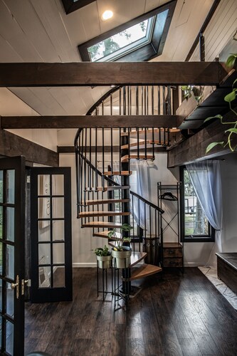 Cozy Lake-View Cottage for 4 · Wine Tasting Included · Pet Friendly