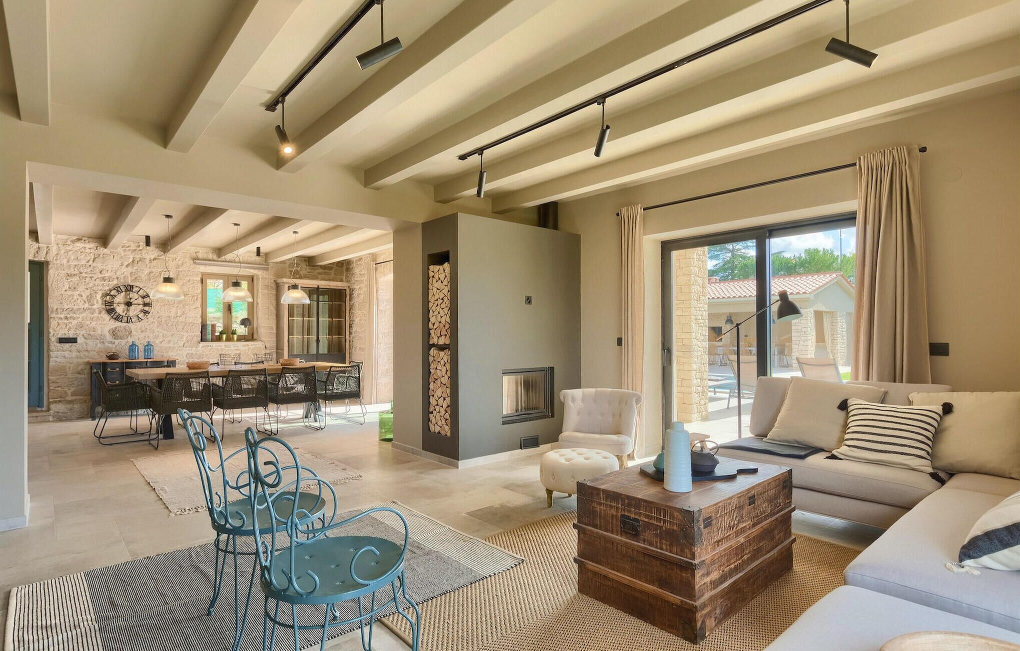 Televisie en een open haard