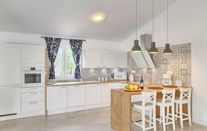 Kjøleskap, ovn, oppvaskmaskin og kaffetrakter/tekoker