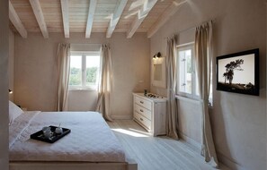 4 bedrooms, iron/ironing board, travel cot, free WiFi