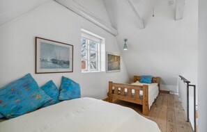 4 chambres, fer et planche à repasser, lit de bébé portatif