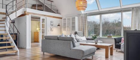 Een open haard en een dvd-speler