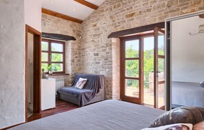 3 slaapkamers, een strijkplank/strijkijzer, reisbedje, gratis wifi